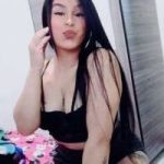 Niña hermosa y atrevida en la cama complaciente 0958861630